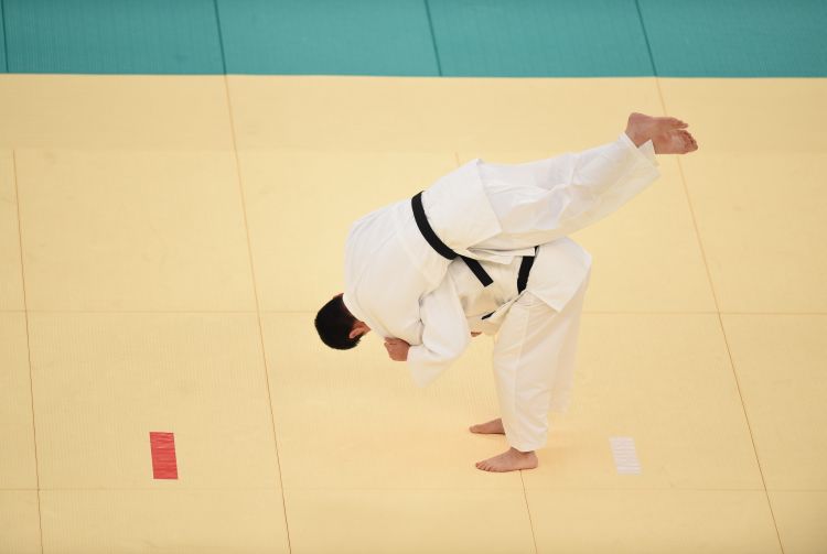这是真饿了，太阳报：哈兰德赛后买了近70个芝士汉堡请全队吃